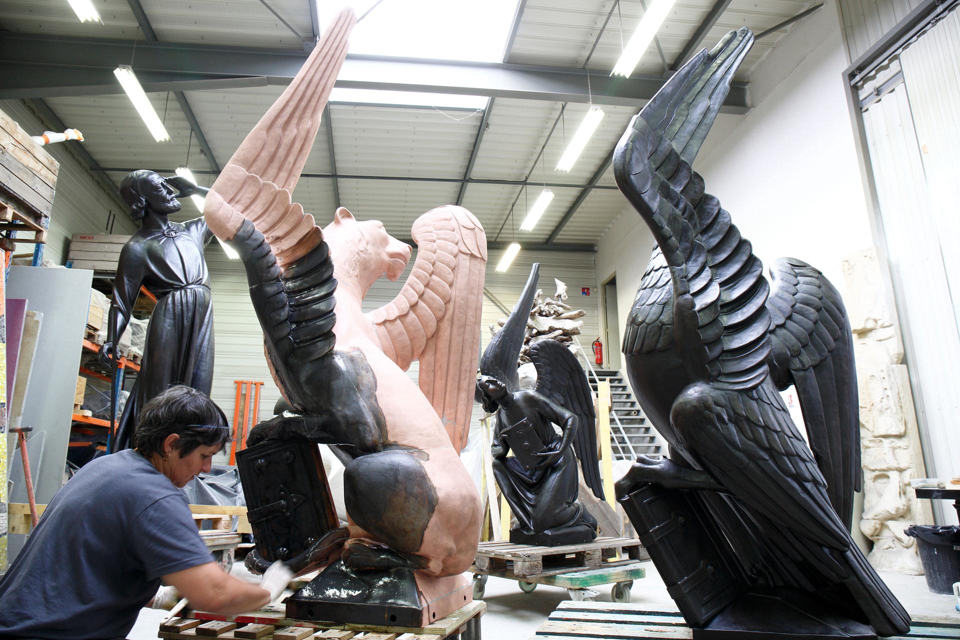 Restoration of the statues of the spire, David Bordes © EP Rebâtir Notre-Dame de Paris Photo patineur