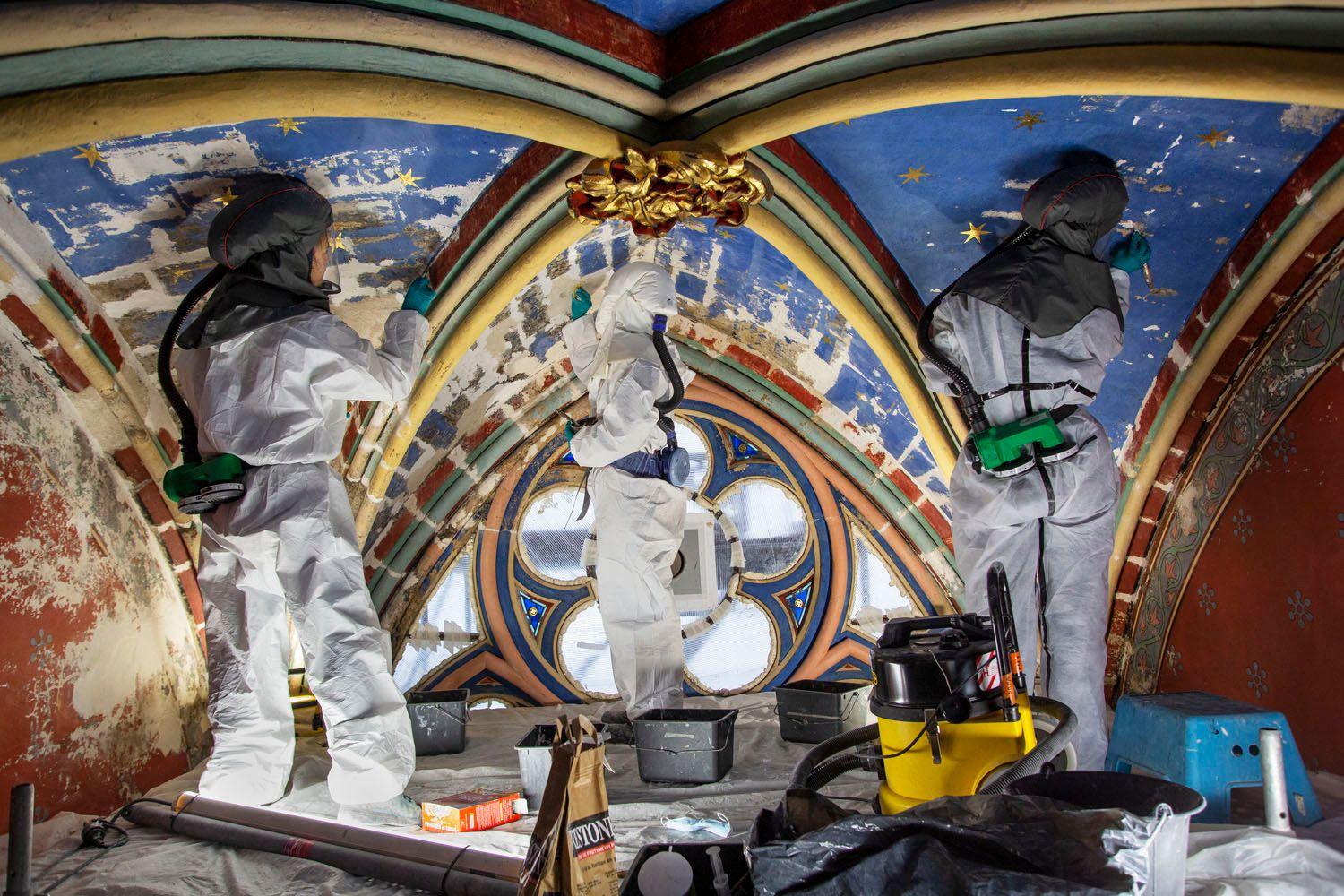 Chantier-test de restauration des chapelle. ©Patrick Zachmann – Magnum Photos / RNDP Peinture 6.jpg