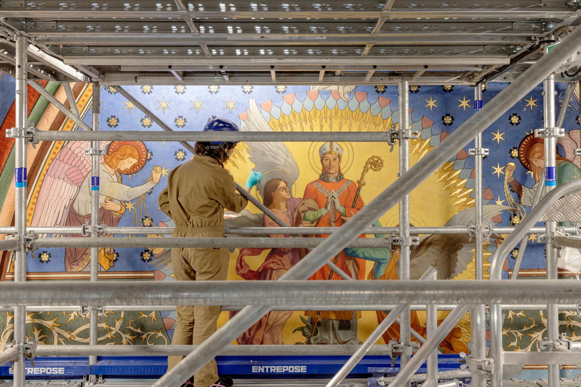 Restauration de la chapelle Saint-Marcel. ©Patrick Zachmann – Magnum Photos / RNDP Peinture 8.jpg