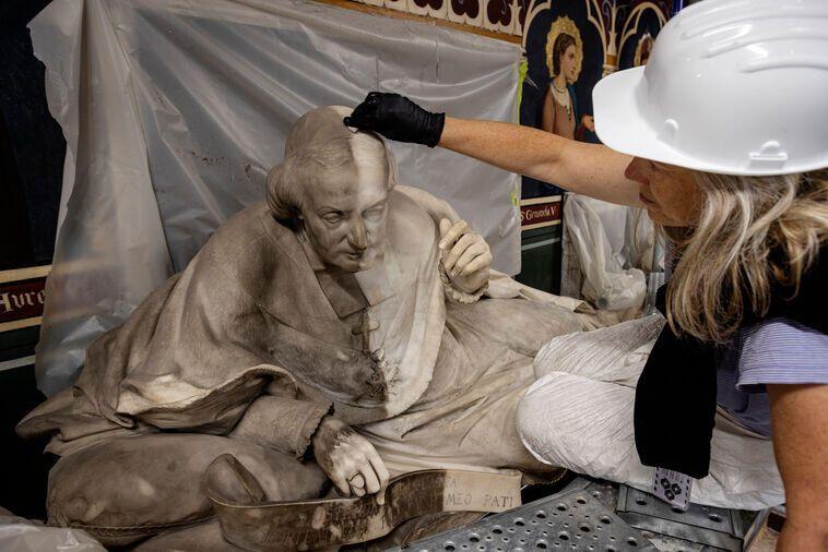 Restoring the recumbent statue of Quélen in Saint-Marcel chapel © Patrick Zachmann – Magnum Photos / EP RNDP Visuel restauration intéireure (c) zachmann.jpg