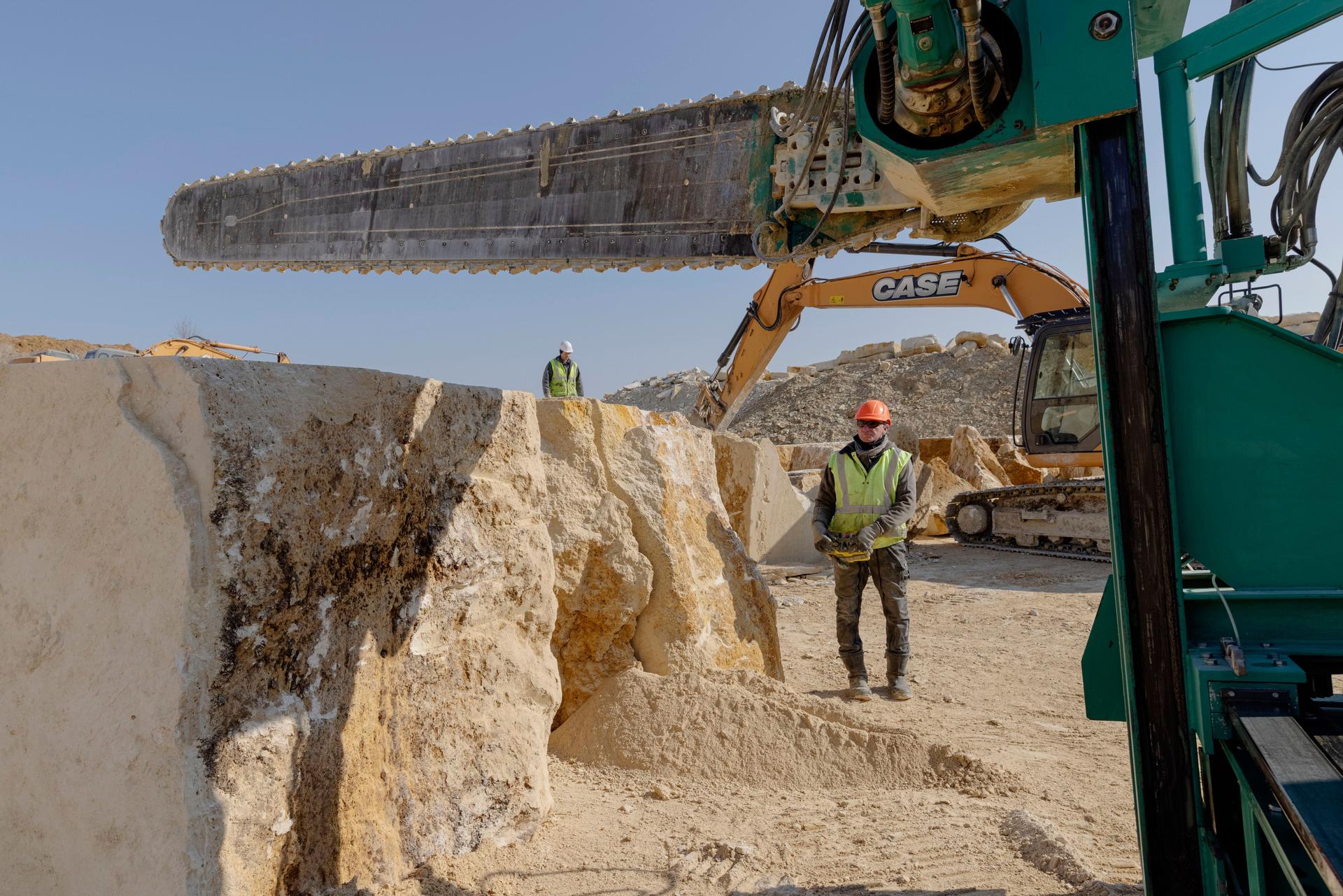 Extracting stones from the Croix-Huyard quarry with a cutter.© Patrick Zachmann – Magnum Photos / EP RNDP ZAC2022007G0307-3304.jpg