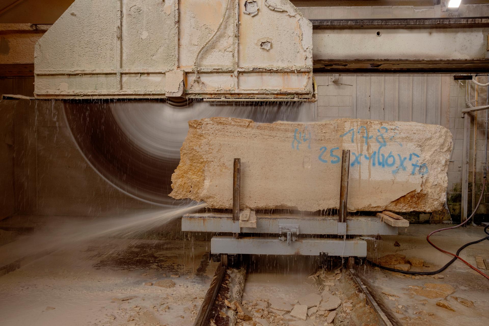 Sawing the 6 faces of the blocks© Patrick Zachmann – Magnum Photos / EP RNDP ZAC2022007G0307-3385.jpg